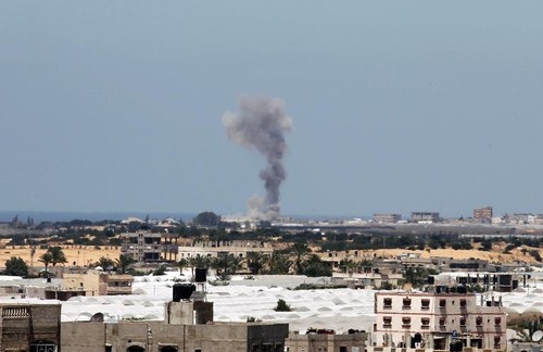 Israel launches air strike on Gaza - ảnh 1